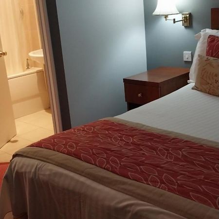 ווקינגהאם The Emmbrook Inn Hotel מראה חיצוני תמונה