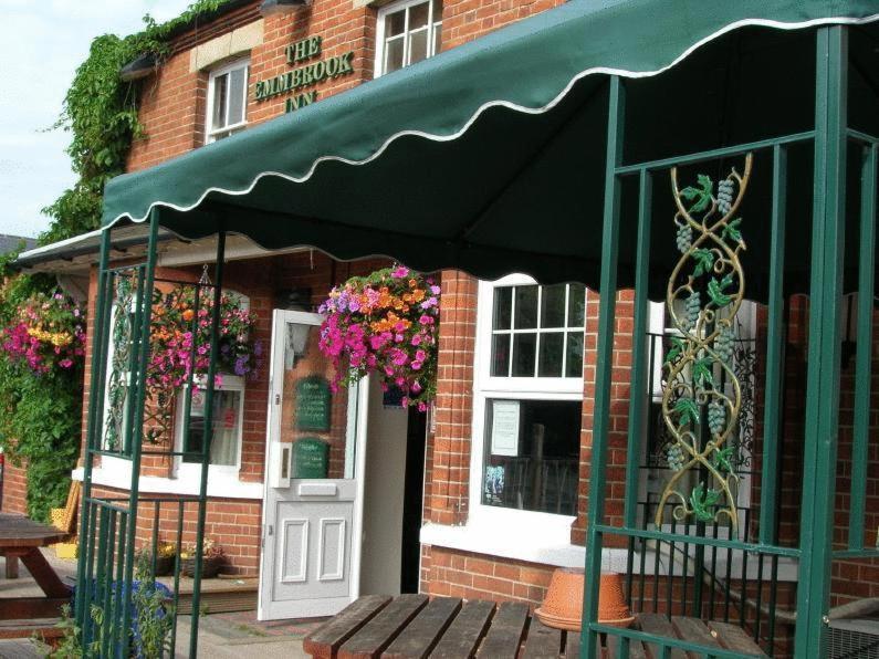 ווקינגהאם The Emmbrook Inn Hotel מראה חיצוני תמונה