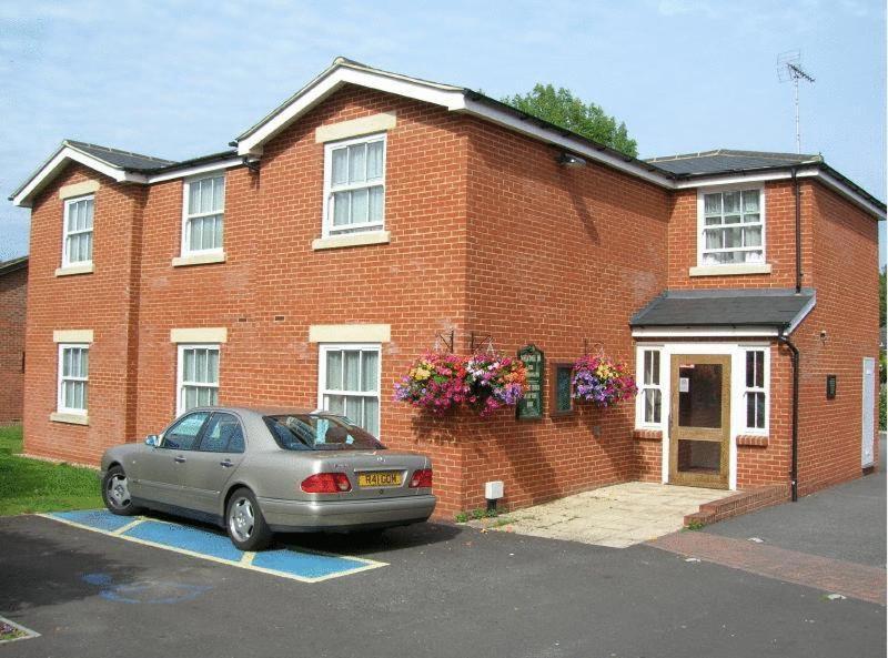 ווקינגהאם The Emmbrook Inn Hotel מראה חיצוני תמונה