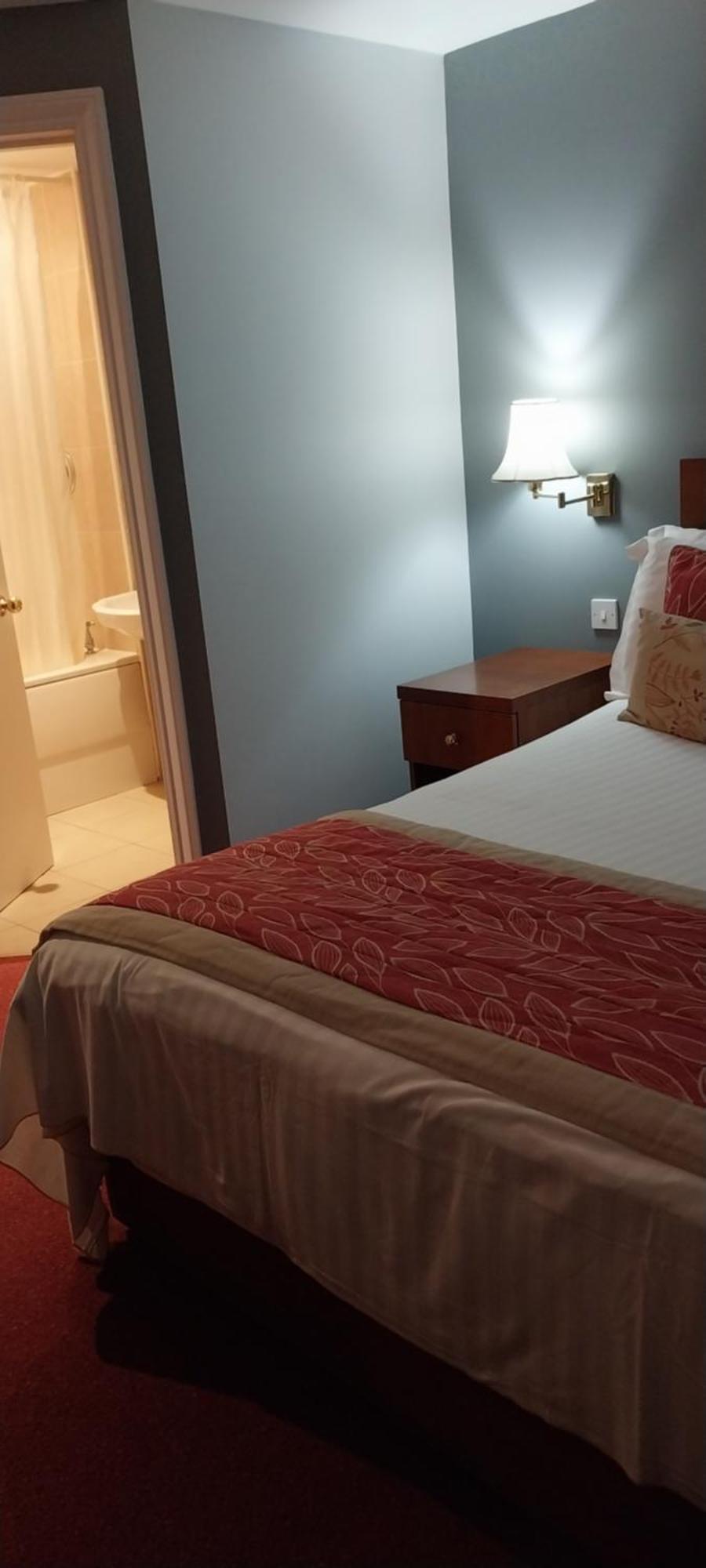 ווקינגהאם The Emmbrook Inn Hotel מראה חיצוני תמונה