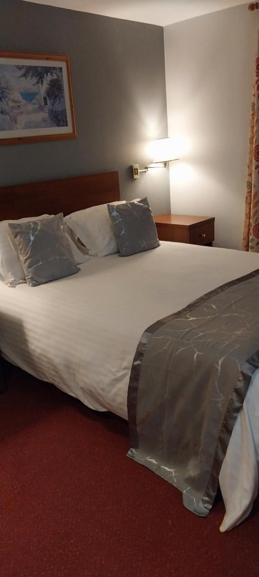 ווקינגהאם The Emmbrook Inn Hotel מראה חיצוני תמונה
