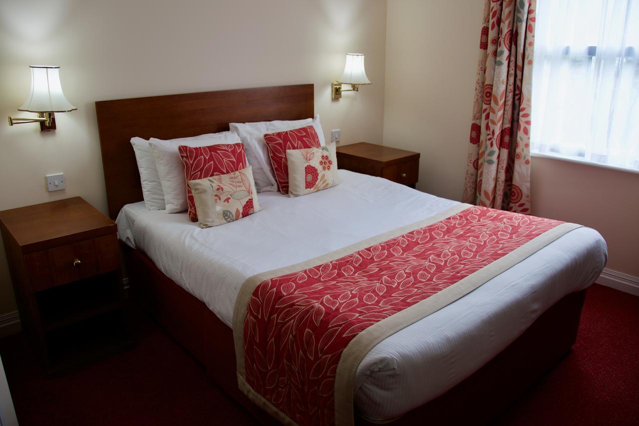 ווקינגהאם The Emmbrook Inn Hotel מראה חיצוני תמונה