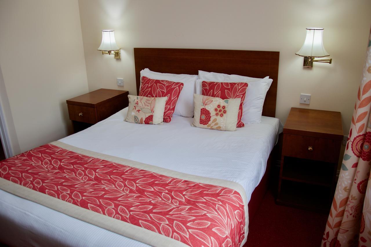 ווקינגהאם The Emmbrook Inn Hotel מראה חיצוני תמונה