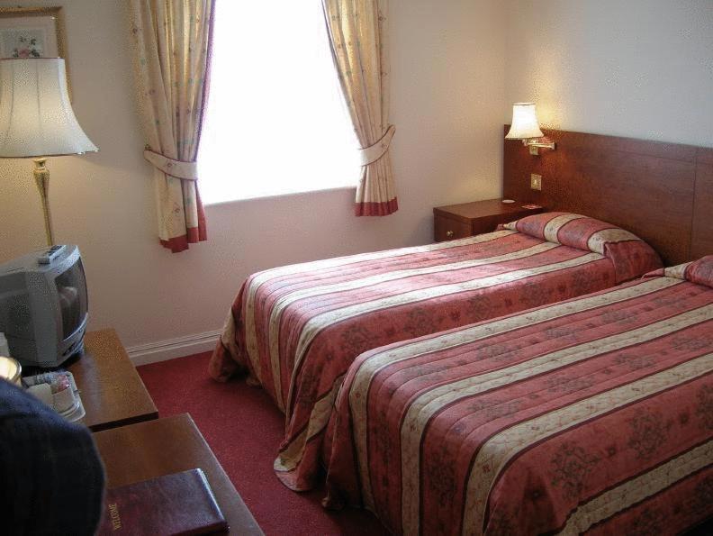 ווקינגהאם The Emmbrook Inn Hotel מראה חיצוני תמונה