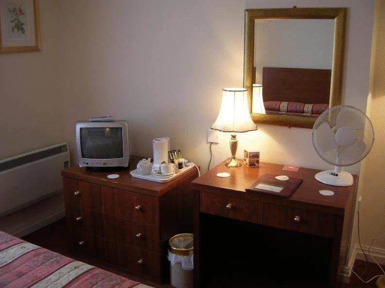 ווקינגהאם The Emmbrook Inn Hotel מראה חיצוני תמונה