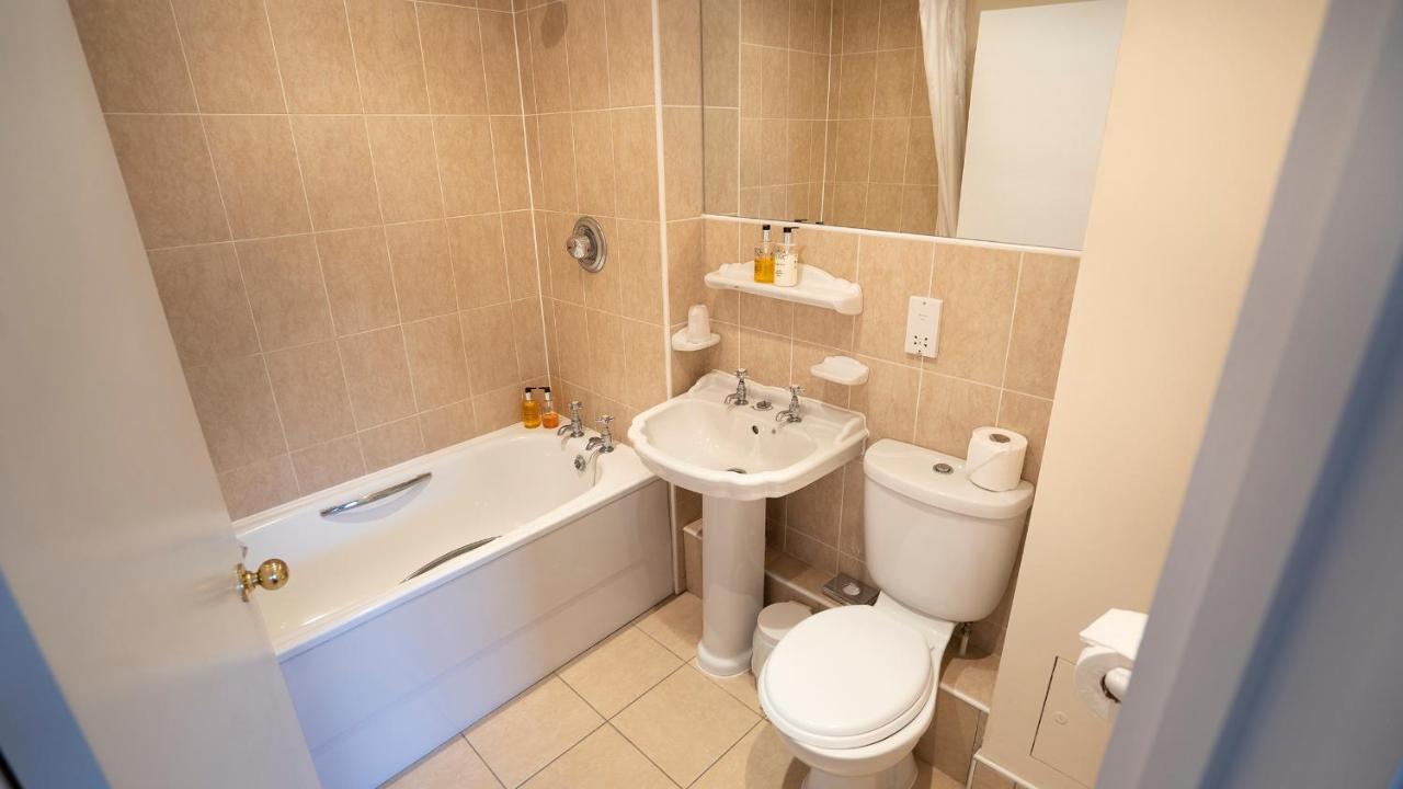 ווקינגהאם The Emmbrook Inn Hotel מראה חיצוני תמונה