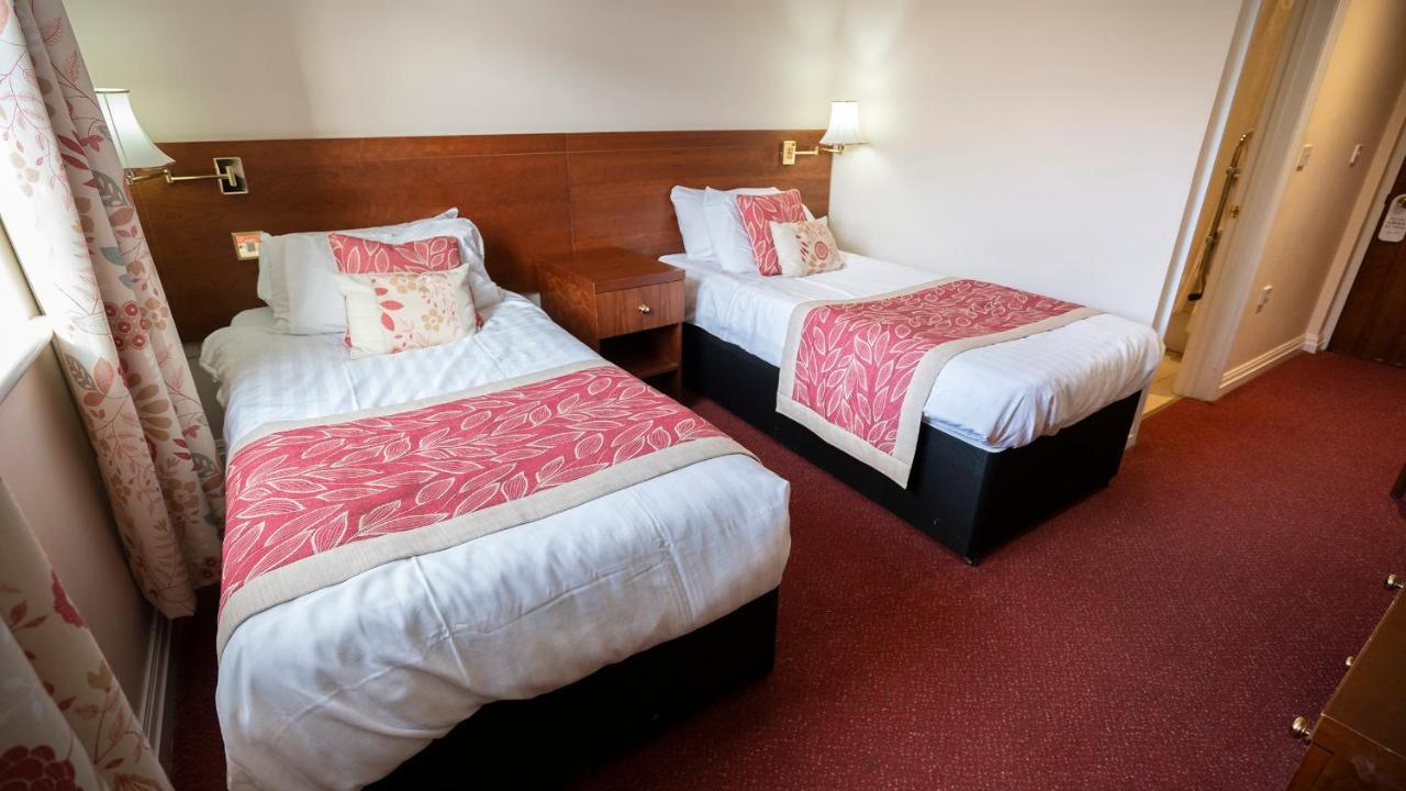ווקינגהאם The Emmbrook Inn Hotel מראה חיצוני תמונה