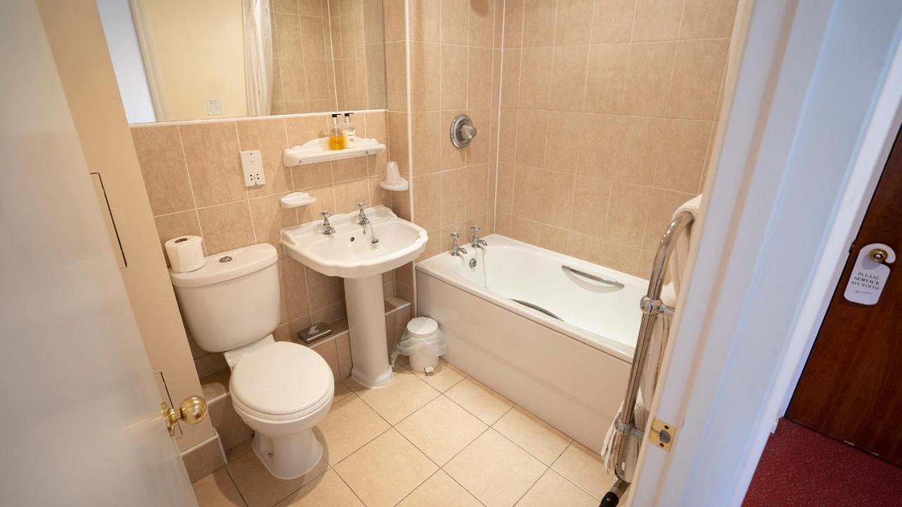 ווקינגהאם The Emmbrook Inn Hotel מראה חיצוני תמונה