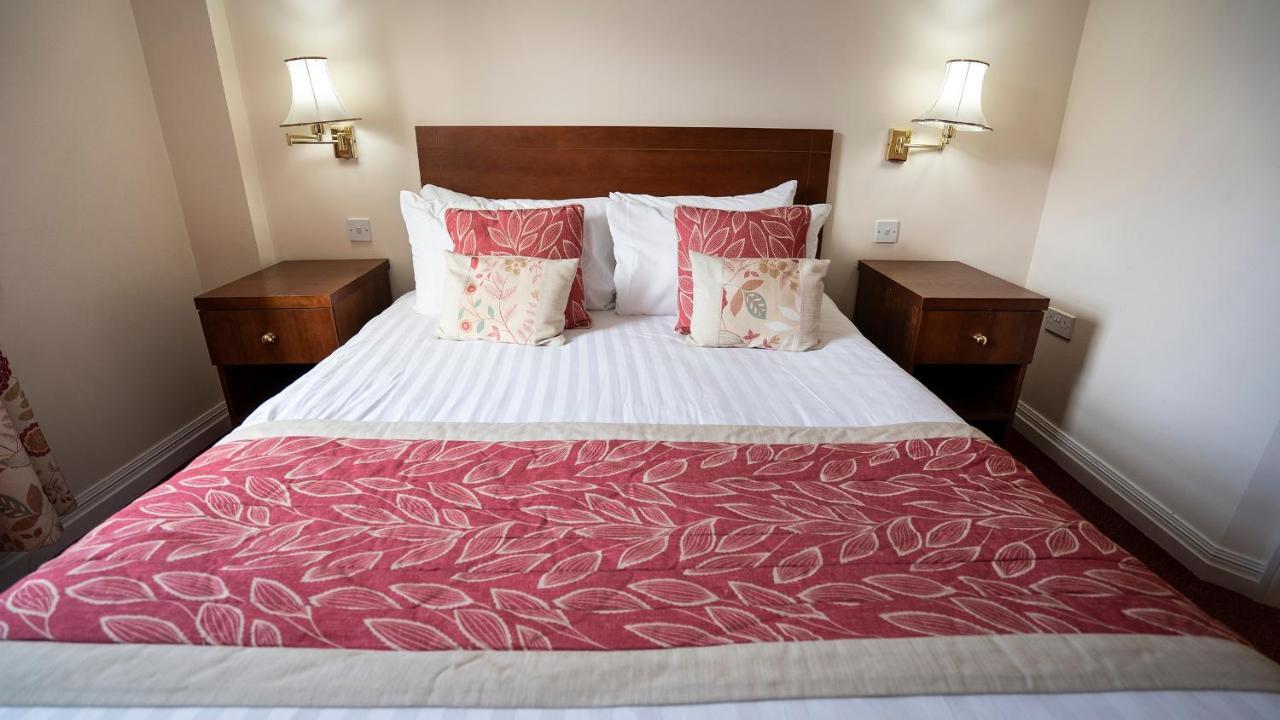ווקינגהאם The Emmbrook Inn Hotel מראה חיצוני תמונה