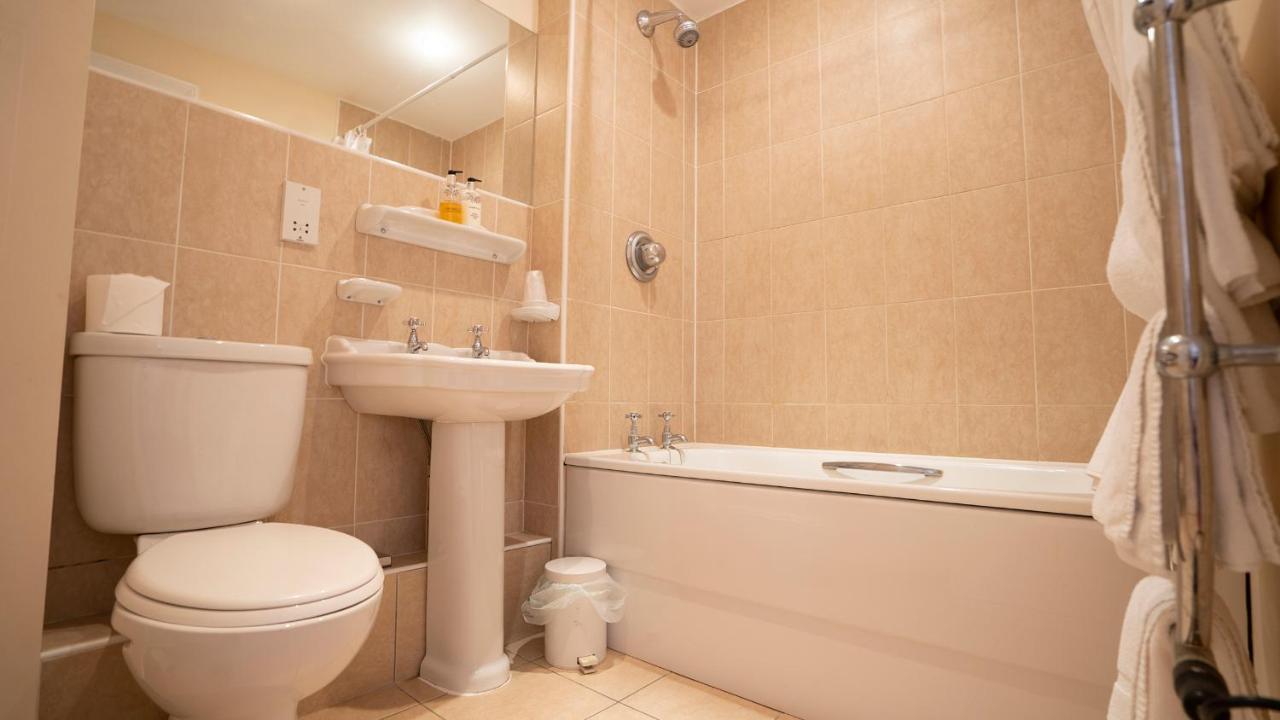 ווקינגהאם The Emmbrook Inn Hotel מראה חיצוני תמונה